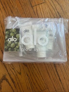 ALO Yoga Glow System Skincare Set — White
